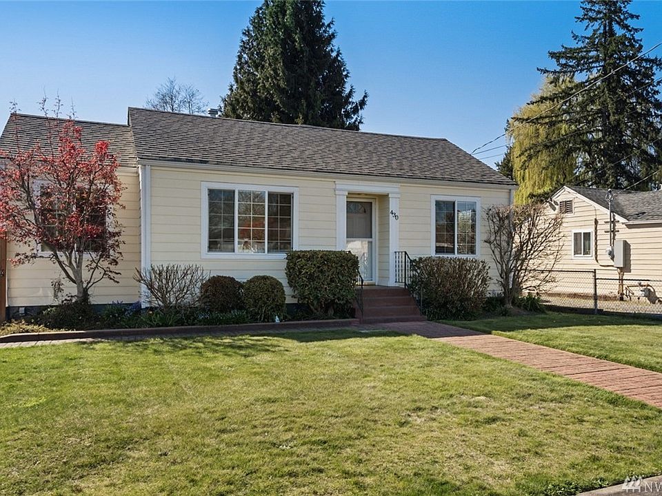 Charming quintessential downtown Puyallup home.