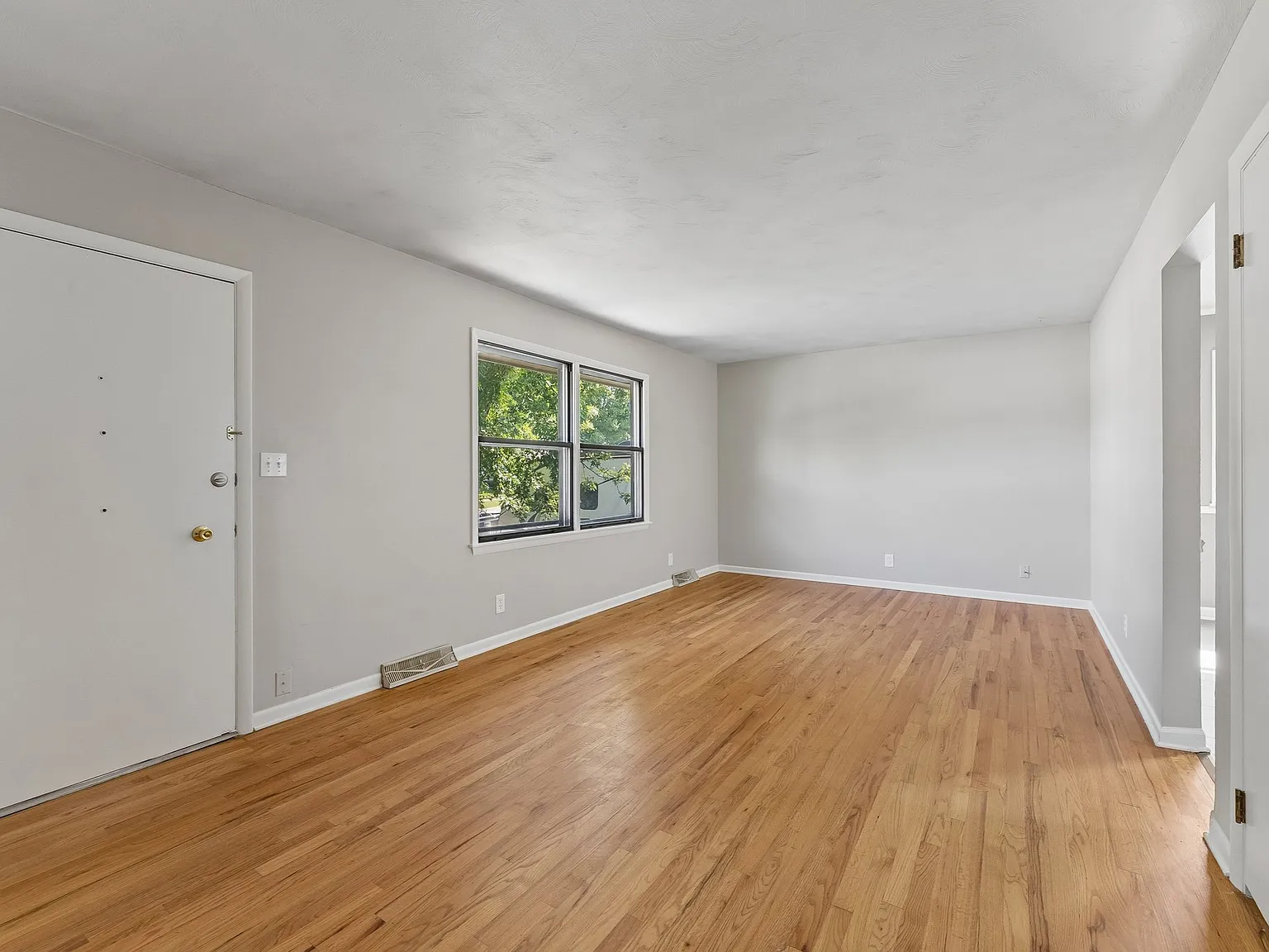 3 bed, 1374 sqft, $2,200 — Photo 2