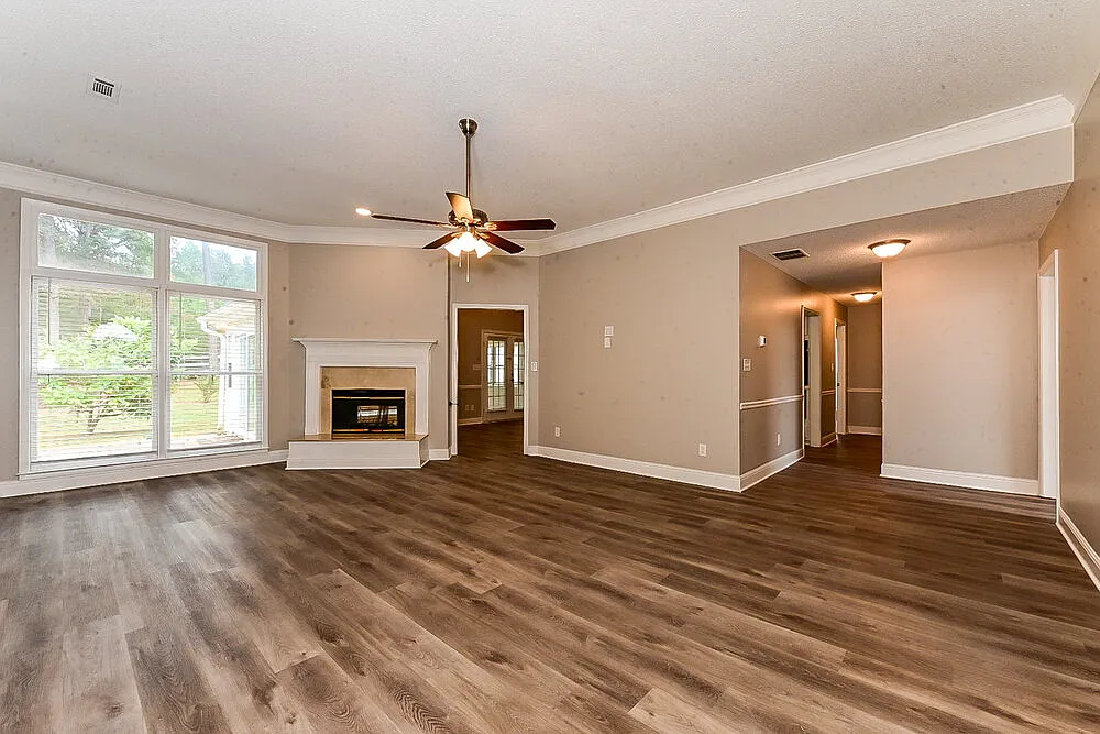3 bed, 2.0 bath, 2299 sqft, $2,440 — Photo 3