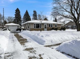 423 Scenic Dr E, West Bend, WI 53090