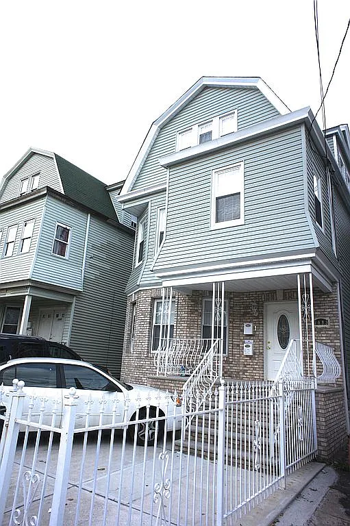 1083 Grove St photo 1