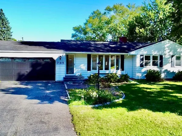 795 County Road B2 W, Roseville, MN 55113