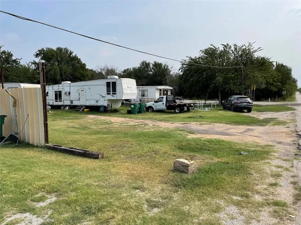 207 NE Front St, Millsap, TX 76066