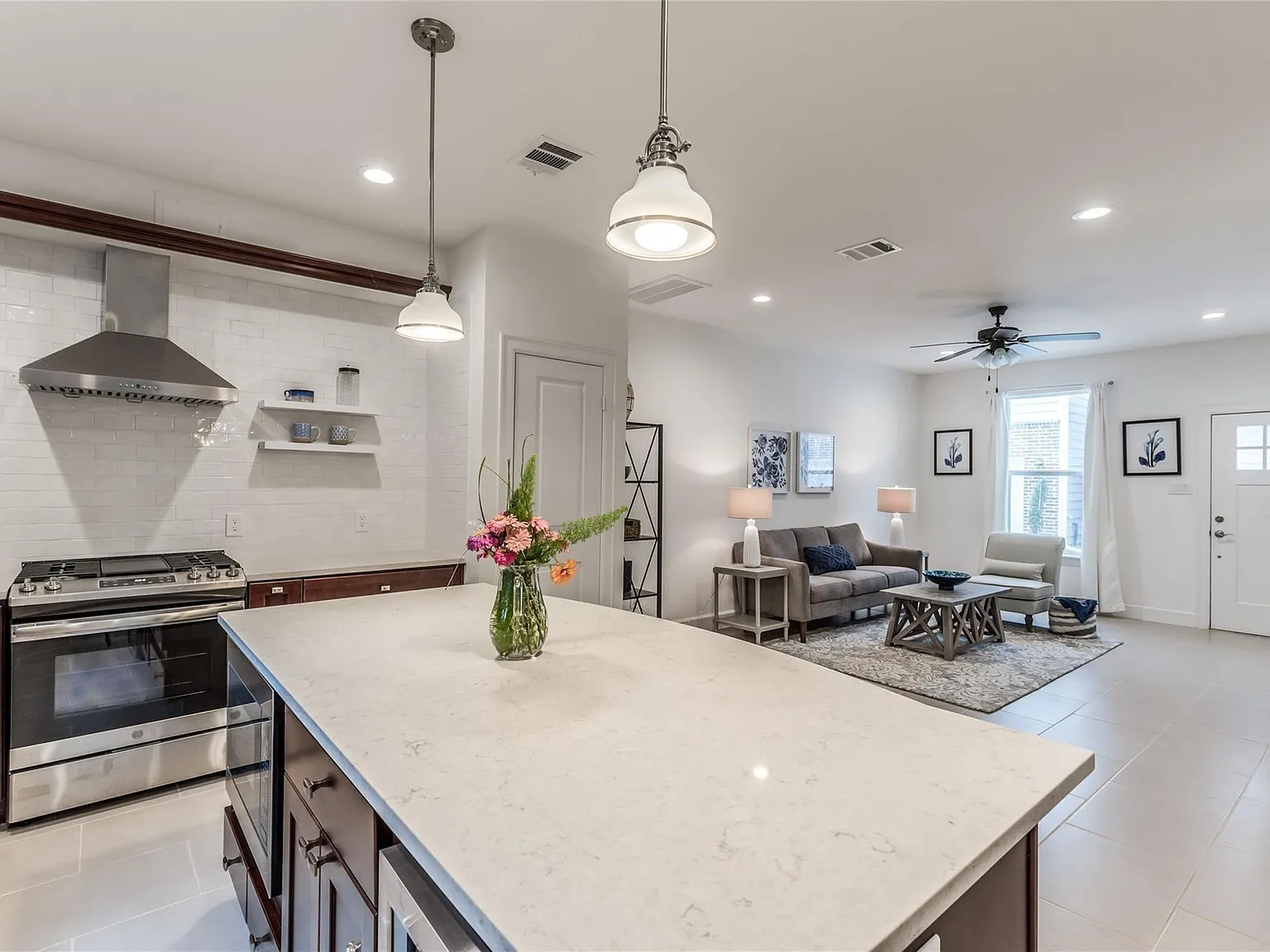 3 bed, 2.5 bath, 1781 sqft, $2,200 — Photo 2