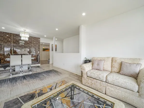 11866 98th Ave, Surrey, BC V3V 2J4