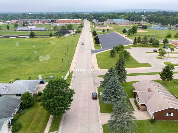 1302 E Garfield St, Mount Horeb, WI 53572