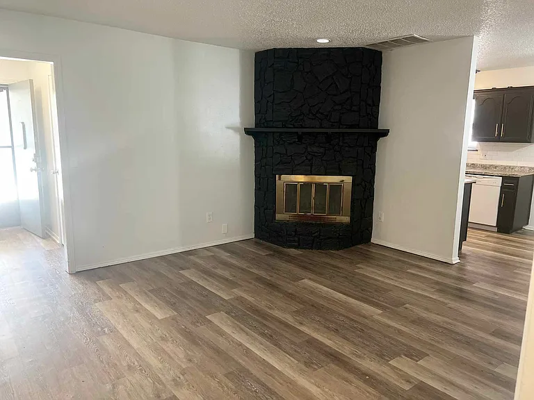 413 Meadow Lake Dr — Photo 3