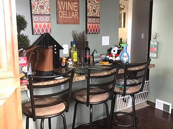 Breakfast Bar in Kitchen2016