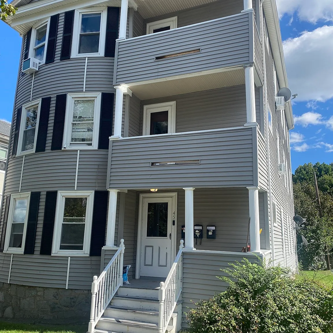 2 bed, 1.0 bath, 1100 sqft, $2,200 — Photo 1