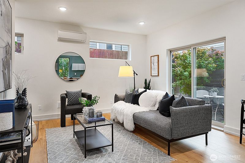4th image of 2639 41st Avenue SW #B