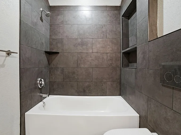 502 Louisa St — Photo 35