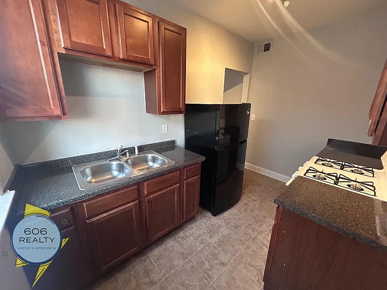 7340-50 N. Damen Ave — Photo 2