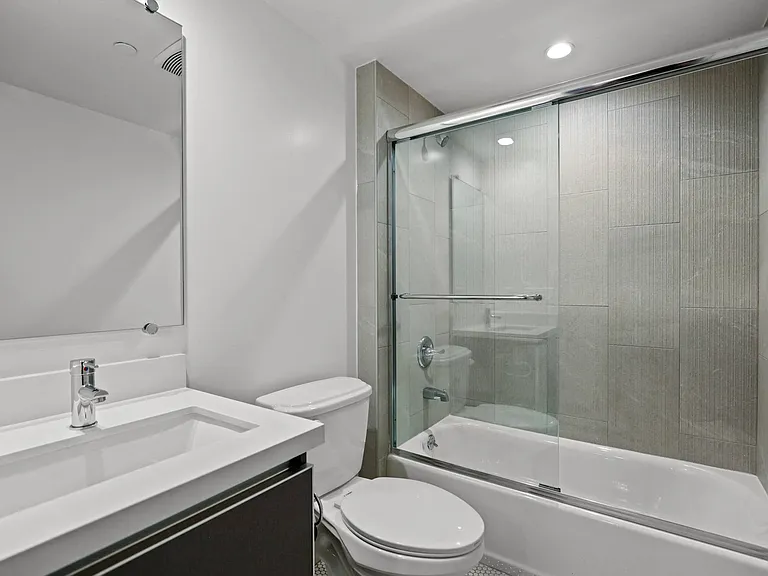 Bathroom with Shower Bath with Glass Door