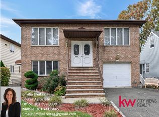 789 Oakwood Ln, Ridgefield, NJ 07657