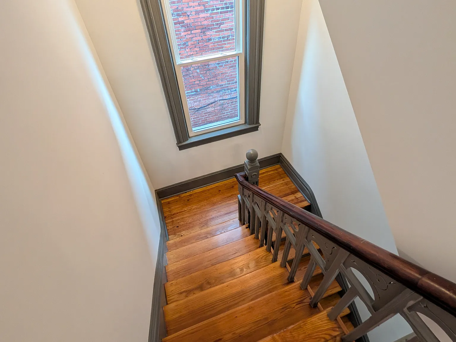 Renovated 3BR/1.5BA Apartment, Historic Charm, In-Unit Laundry, Porch — Photo 3
