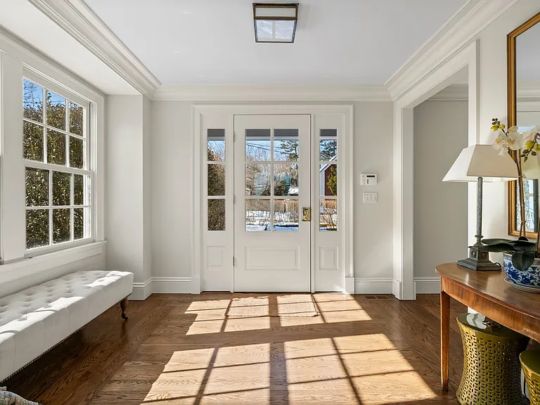 94 Osborne Ln — Photo 2