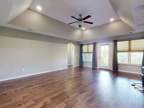 3rd image of 220 Leah Ct