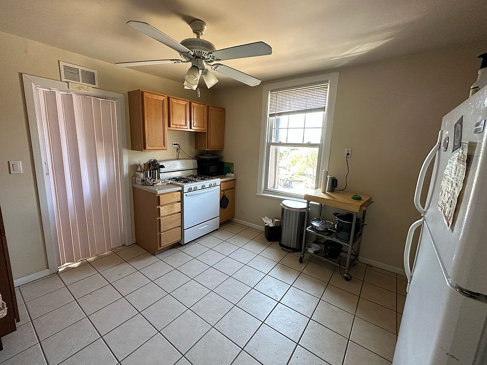 1st image of 2711 N Kenmore Ave #4
