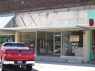 1st image of 122 S Main St