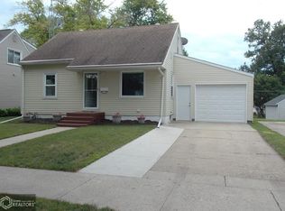 921 10th St NE, Mason City, IA 50401