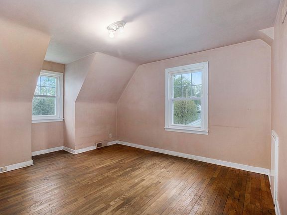 3rd image of 72 Pleasant Ave