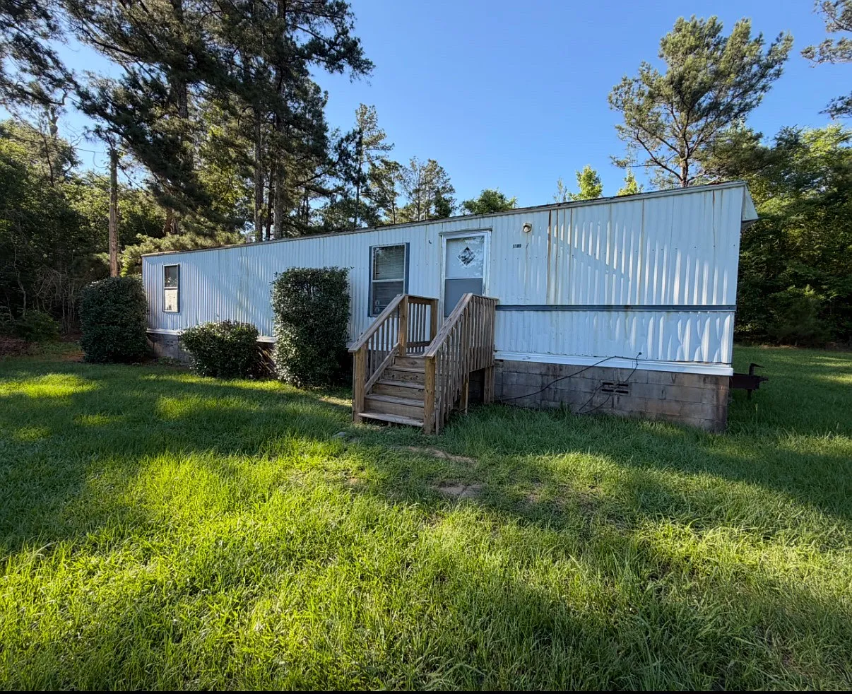 3 bed, 800 sqft, $1,300 — Photo 1