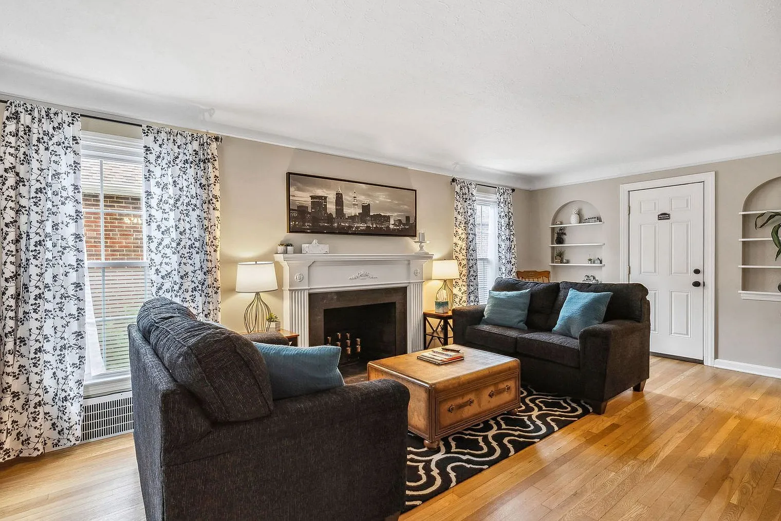 3 bed, 1.0 bath, 1291 sqft, $3,272 — Photo 1