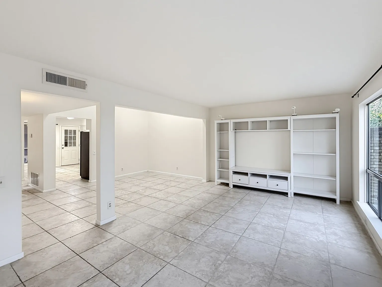 3 bed, 2.5 bath, 1946 sqft, $2,200 — Photo 4