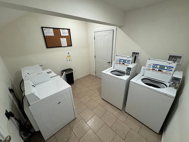 1047 Broadway - Modern Two Bedroom Apartments — Photo 8