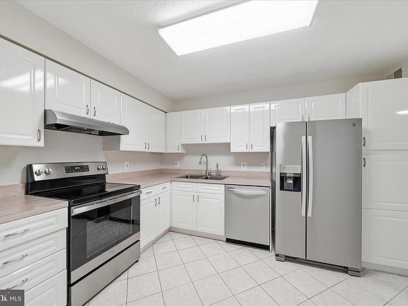 5th image of 14809 Pennfield Cir APT 402