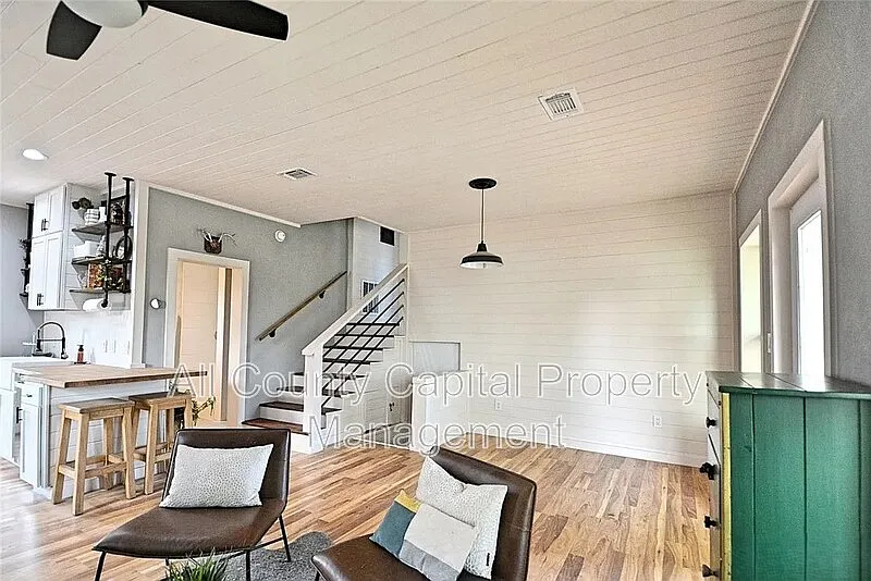 2 bed, 1.0 bath, 980 sqft, $1,400 — Photo 3