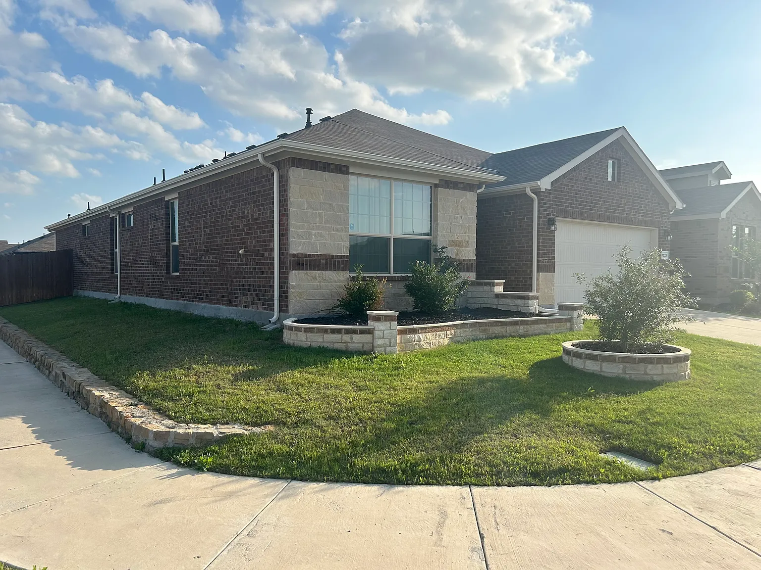 Modern 4BD/2BA Single-Story Home in Justin, TX 2,185 Sq Ft — Photo 2