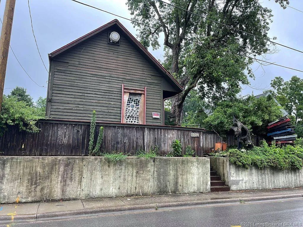 1024 Pearl St photo 1