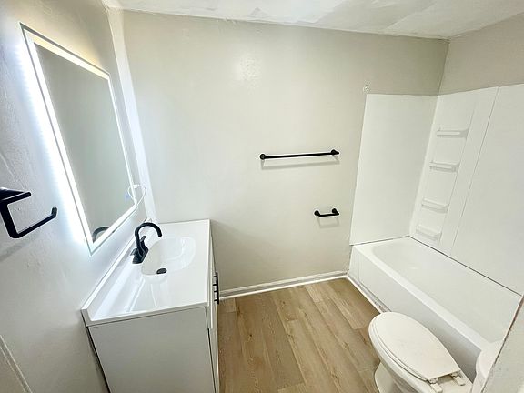 4th image of 300 McLane Ave #2B-1Ba-900Sqft