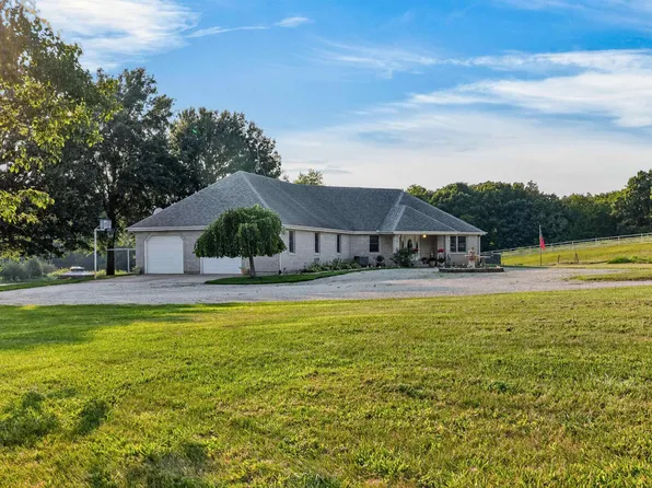 21185 R Rd, Holton, KS 66436