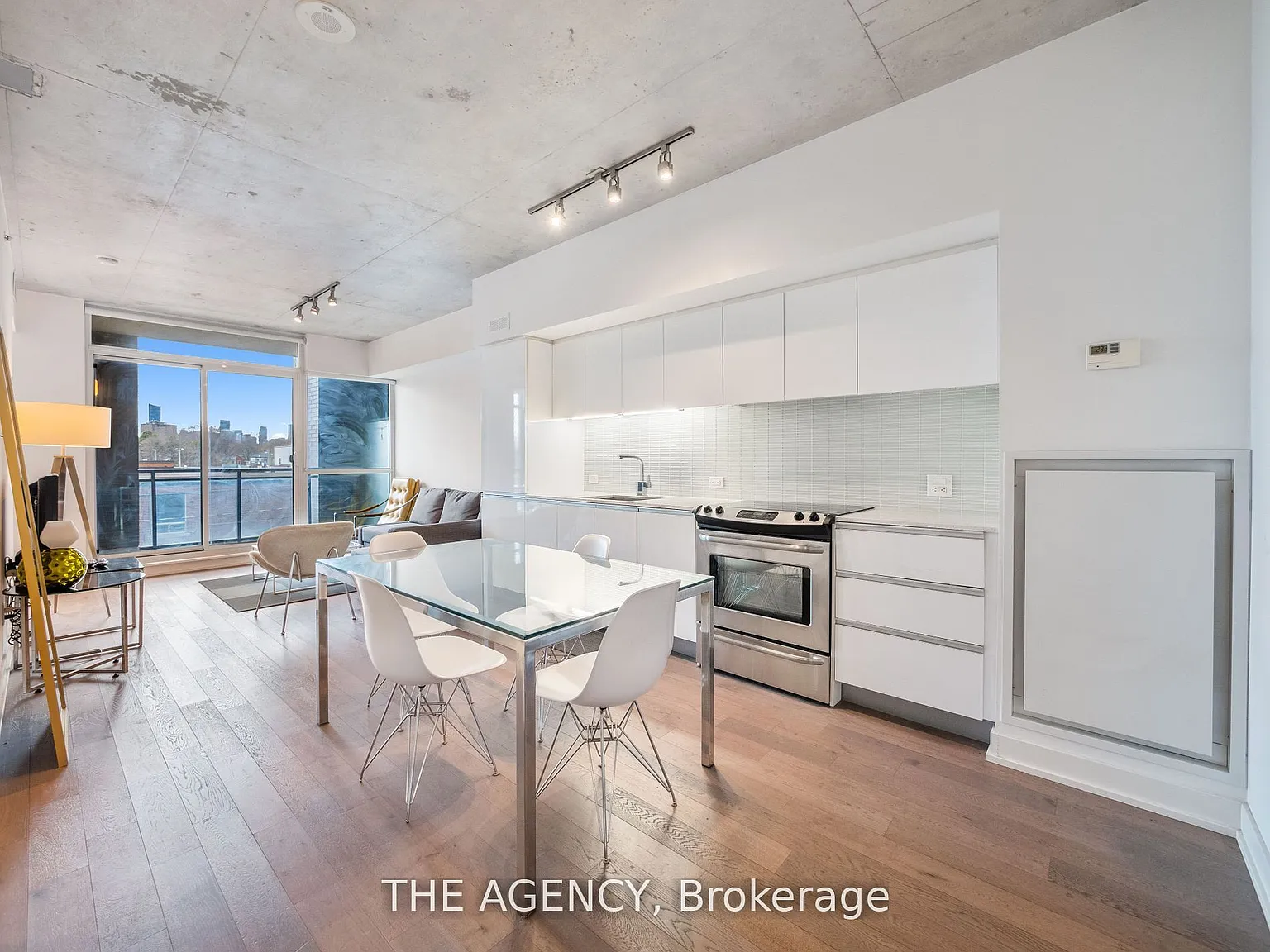 1190 Dundas St E — Photo 2