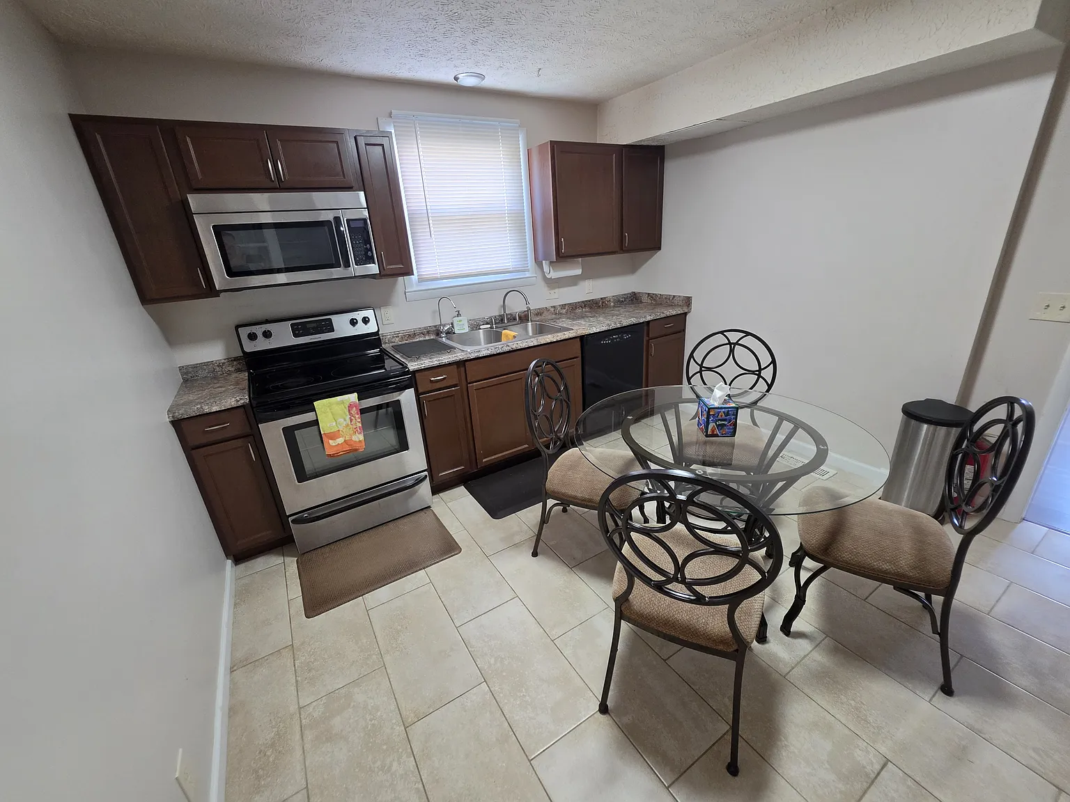 3 bed, 1.5 bath, 1039 sqft, $1,900 — Photo 2