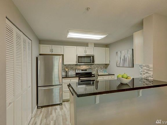 New kitchen! Quartz countertops, stainless steel appliances & cabinets