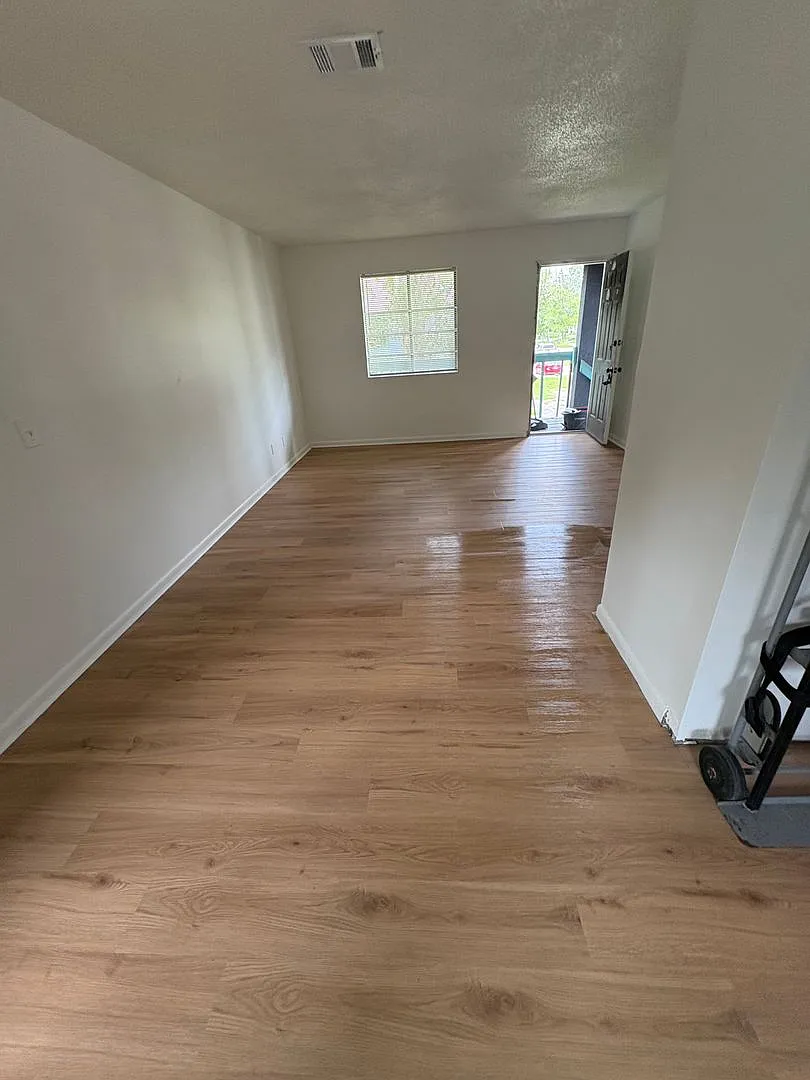 2 Bed/ 1 Bath Available Now on the Westside! — Photo 4