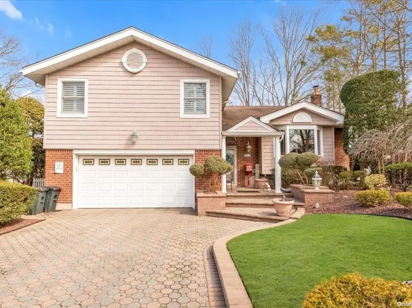 555 Mark Lane, Westbury, NY 11590