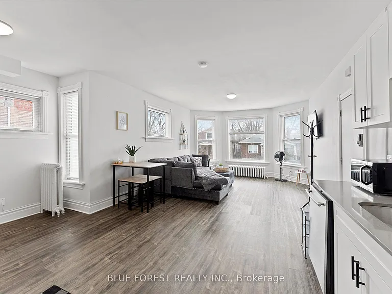135 William St N #1 — Photo 2