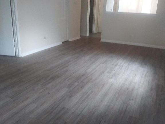 2nd image of 916 Stonybrook Cir