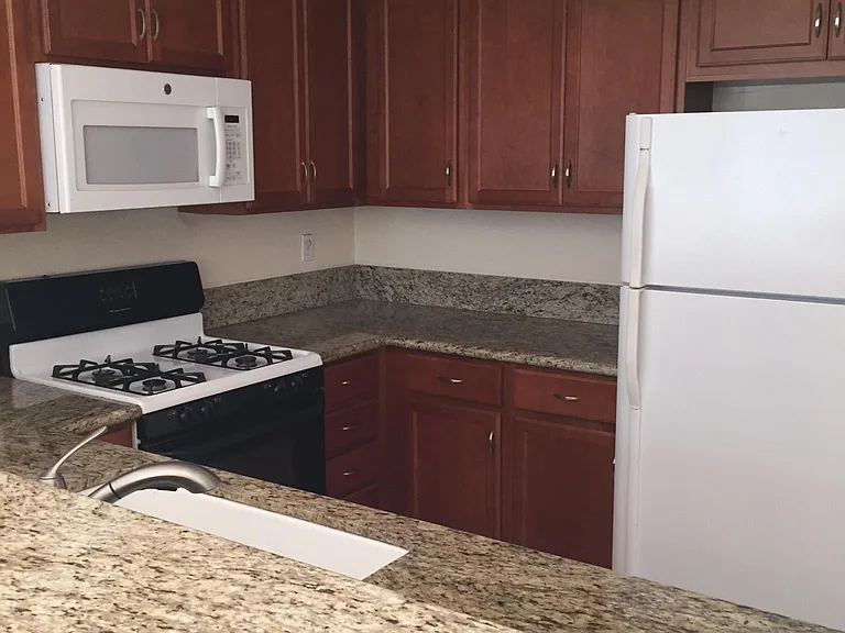 1655 Greenfield Ave #11 — Photo 5