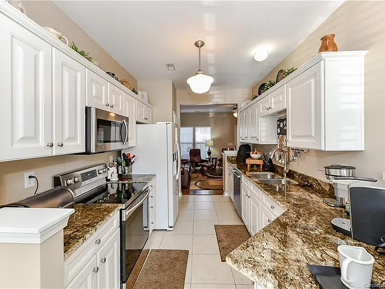 2151 Lake Breeze Ln — Photo 4