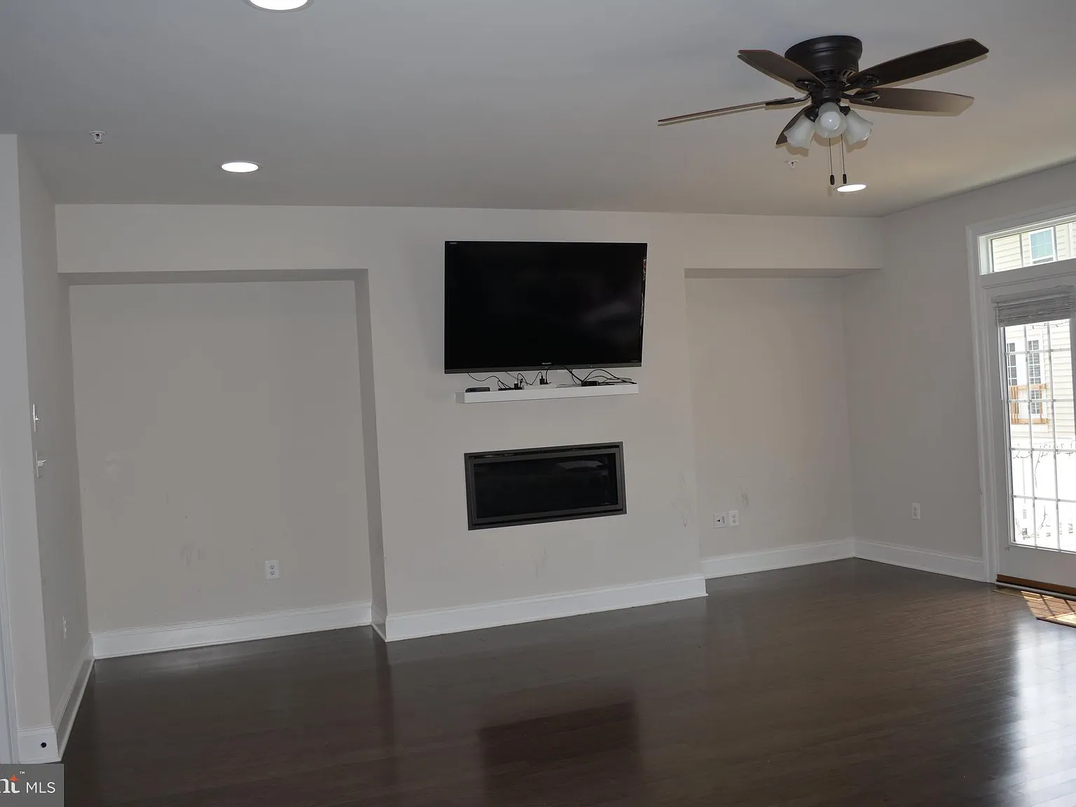 3 bed, 3.5 bath, 2920 sqft, $3,900 — Photo 4