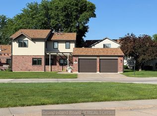 1511 Stagecoach Rd, Grand Island, NE 68801