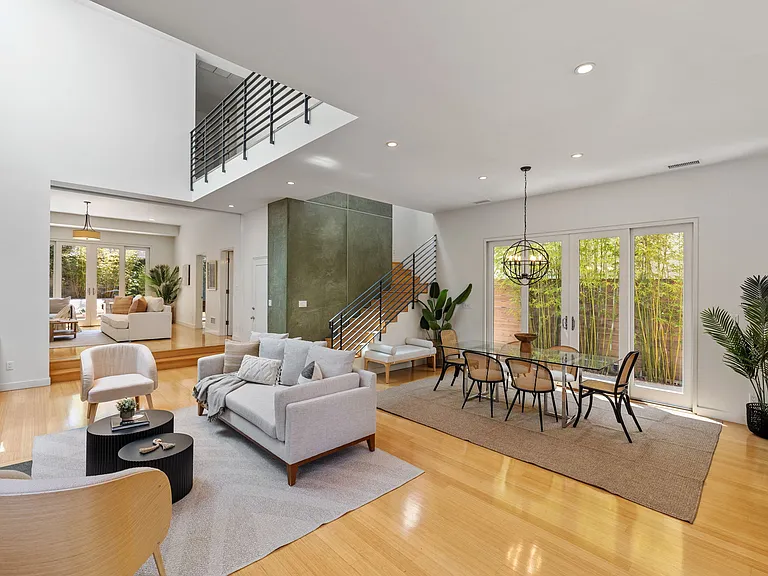 2710 Pine Ave — Photo 4