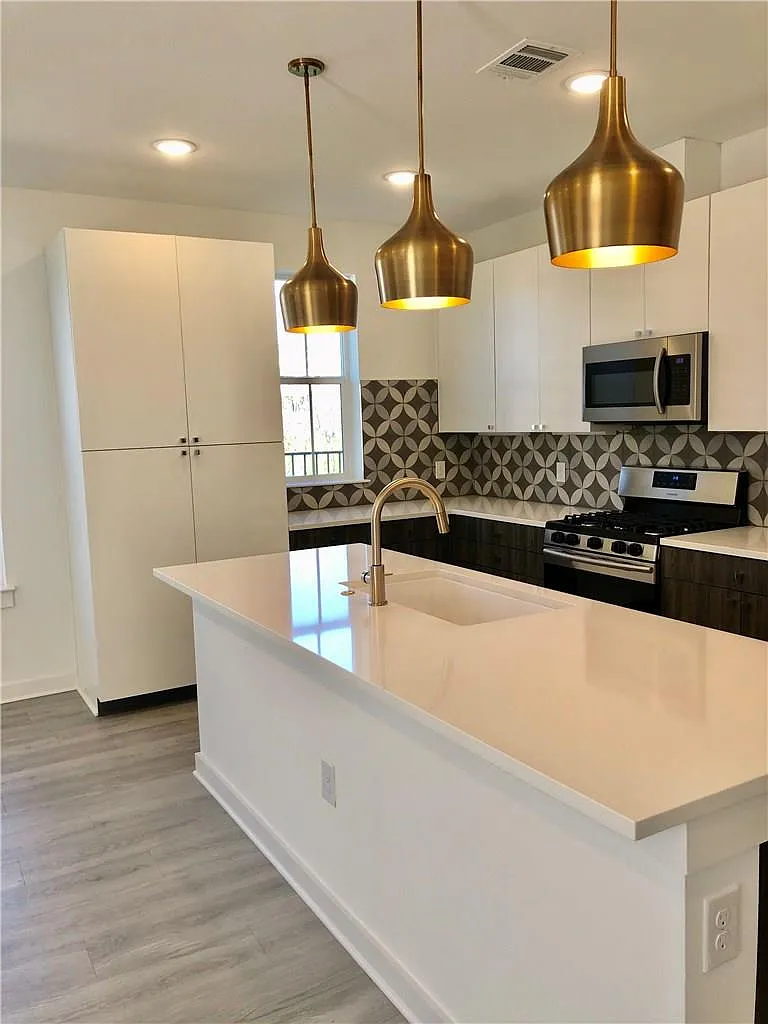 3 bed, 2.5 bath, 1600 sqft, $3,175 — Photo 3