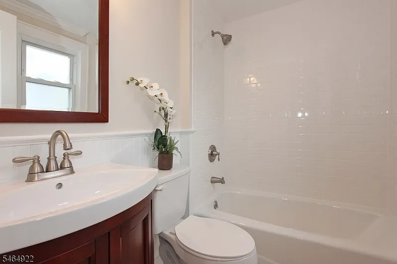 2 bed, 1.0 bath, $2,500 — Photo 2
