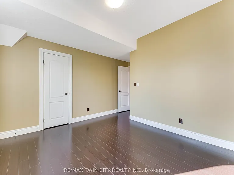 561 Queen St S #UPPER — Photo 15